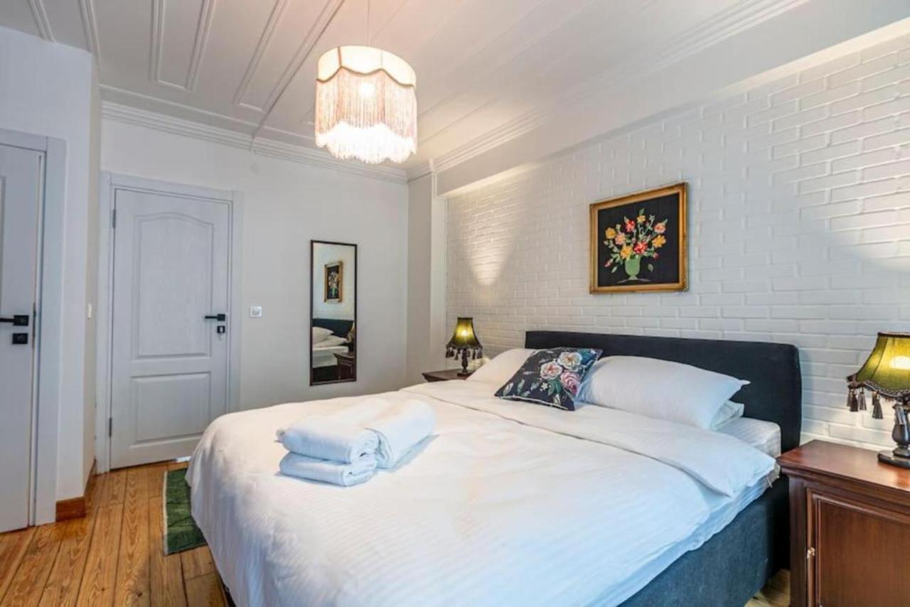 Historical 4-Br Home Steps From Besiktas Stadium & Bosphorus Views - Prime Nisantasi Location! Istanbul Exterior photo